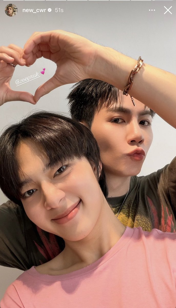 jjkSophiee's tweet photo. no caption, just straight up "💕"

THAT'S HIS HUSBANDDDDDDD 😭🫵 https://t.co/RXrYxolHNO