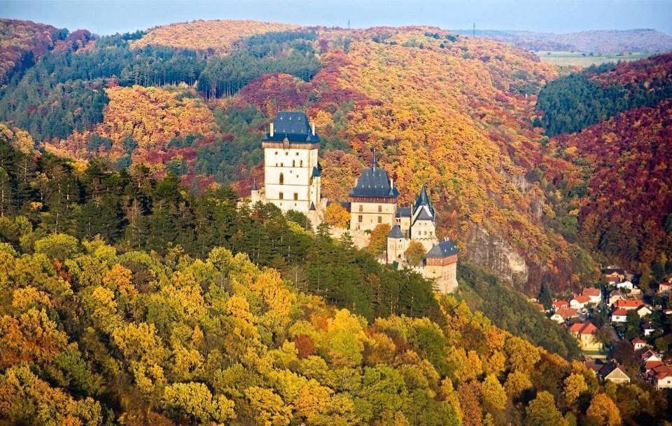 czechcookbook's tweet photo. There are so many breathtaking places in the Czech Republic, and this castle is one of them! Karlštejn Castle in the fall 🍂 Have you ever visited this beautiful castle?
📸 Photo: Jiří Jiroušek https://t.co/9cCB4EBGAi