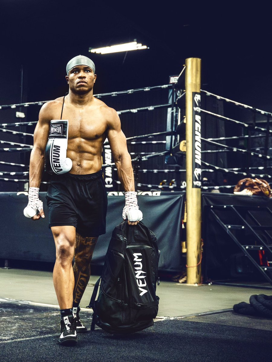 SamuraiiDoom's tweet photo. 🥊Hot take🚨:

After his performance against Lucas Bahdi last night in Chicago after a whole year layoff, Floyd Schofield jr is NOT a top talent at 135, nor does he beat any of the top guy's there. #boxing #theboxingcollective🥊🦅 #floydschofield #schofieldbahdi #bahdischofield https://t.co/ZB3bRV6p5v