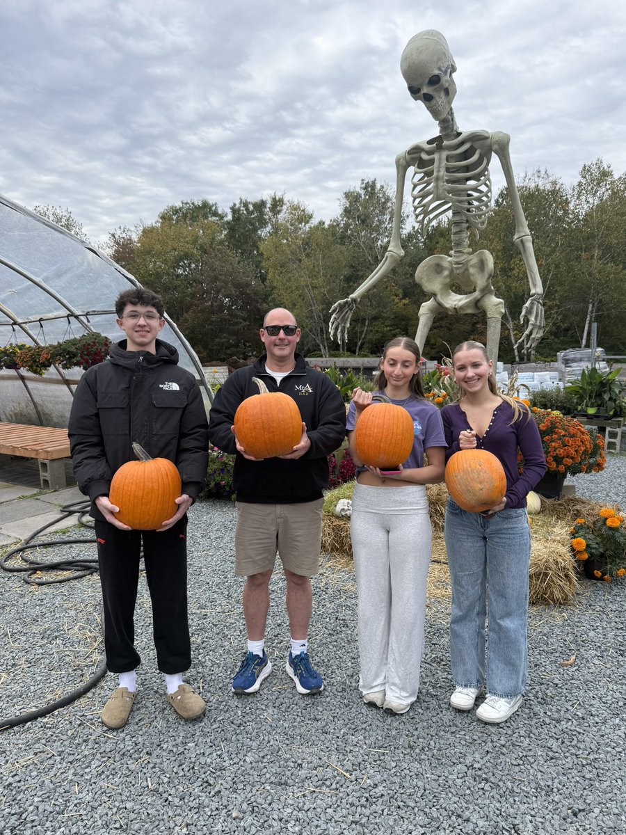 TimothyHalman's tweet photo. Grateful for some time with the Gang this Thanksgiving weekend.  Awesome to have Sophie home from Mount A.  Christine and I hope everyone has a wonderful Thanksgiving with family and friends. https://t.co/drOGgZ2Cdo
