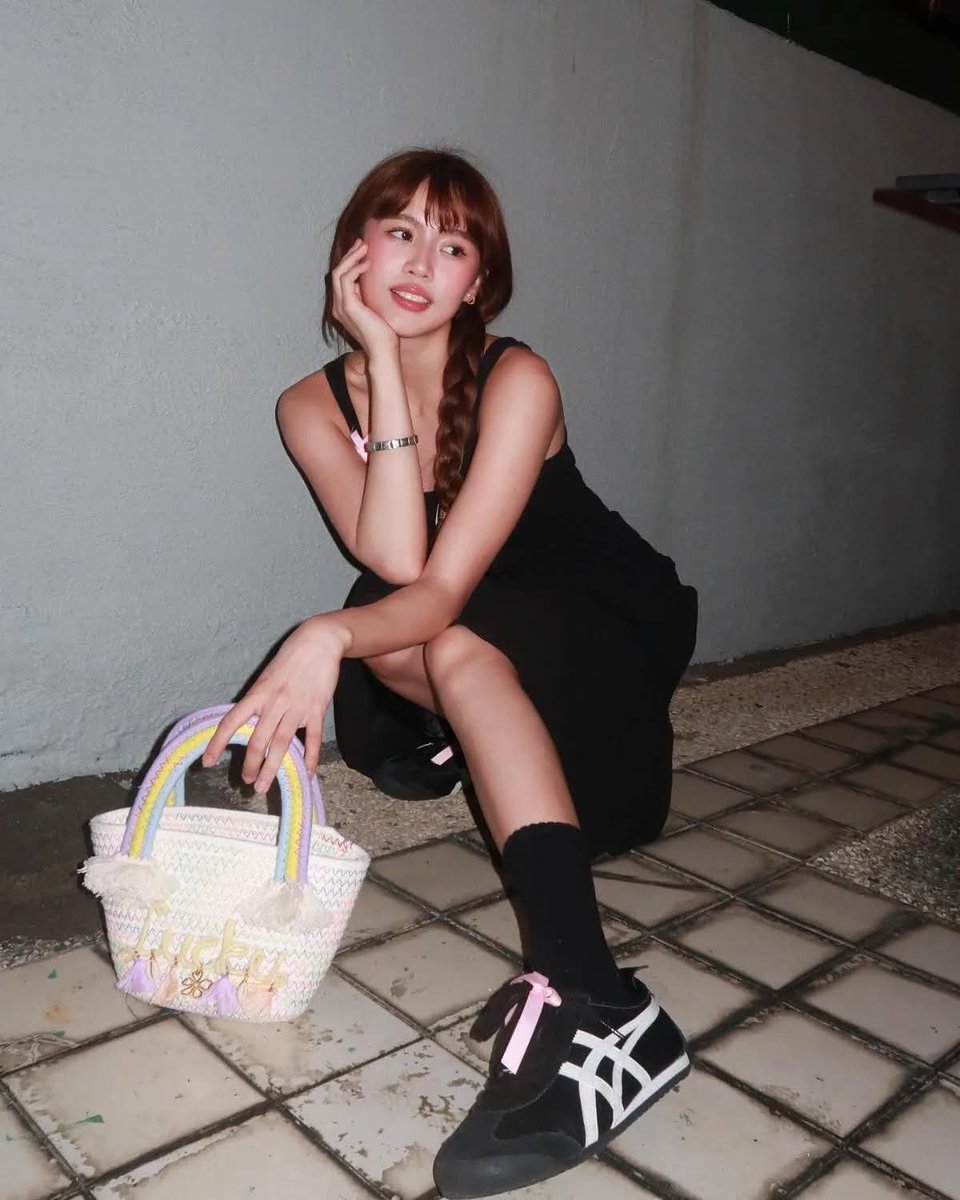 xuanjjn_'s tweet photo. IBA TALAGA 'PAG BINI MALOI ANG NAG-STYLE! 😭🖤👟

Simple black dress, crew socks, and Onitsuka Tiger—pero bakit ang lakas pa rin ng dating?! ✨ Proof na hindi kailangan ng grand outfit para mag-stand out. Sometimes the simplest fit hits the hardest! 🔥 https://t.co/tt7E3BfBLn