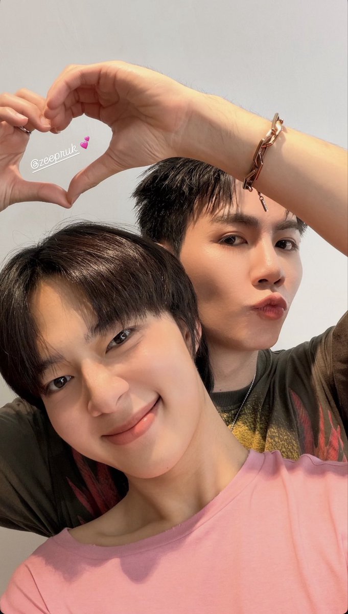 mommajinyu's tweet photo. “I just DONT care abt anything anymore” or whatever’s khun suay said 🙈

The nonchalant Babygurl post this on his igs, only for his hubby to repost it not even a minute later ❤️‍🔥 They LOVE loving LOUDLY and publicly with PRIDE, THEY’RE SO IN LOVE 🐒🐒

#ZeePruk #NuNew #ZeeNuNew 💖 https://t.co/vT3PhlSlAJ