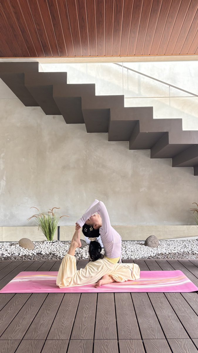 ohnauwya's tweet photo. my favorite pose everrrrr pigeon dan my fav yoga shala🪷⚱️ https://t.co/rOGHixWss6