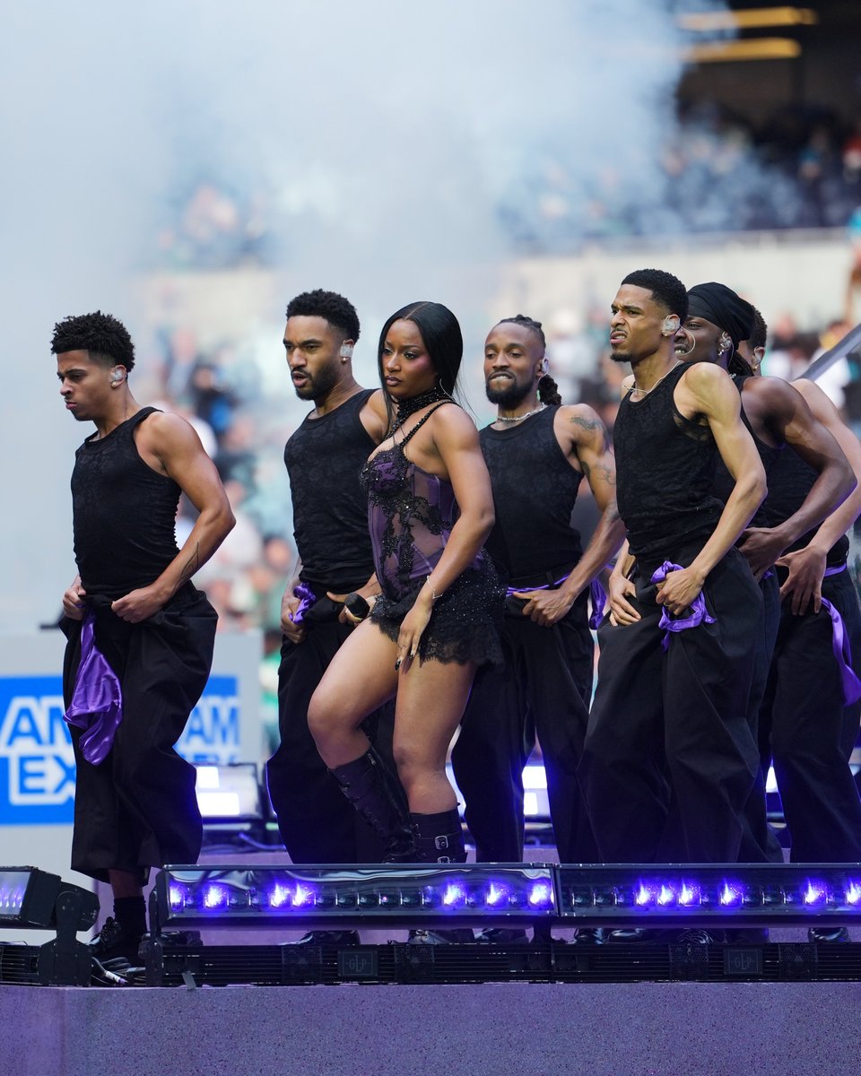 NFLUKIRE's tweet photo. Our London Games halftime Starr ⭐⁣
⁣
@AmericanExpress https://t.co/wHeYDcv7bi