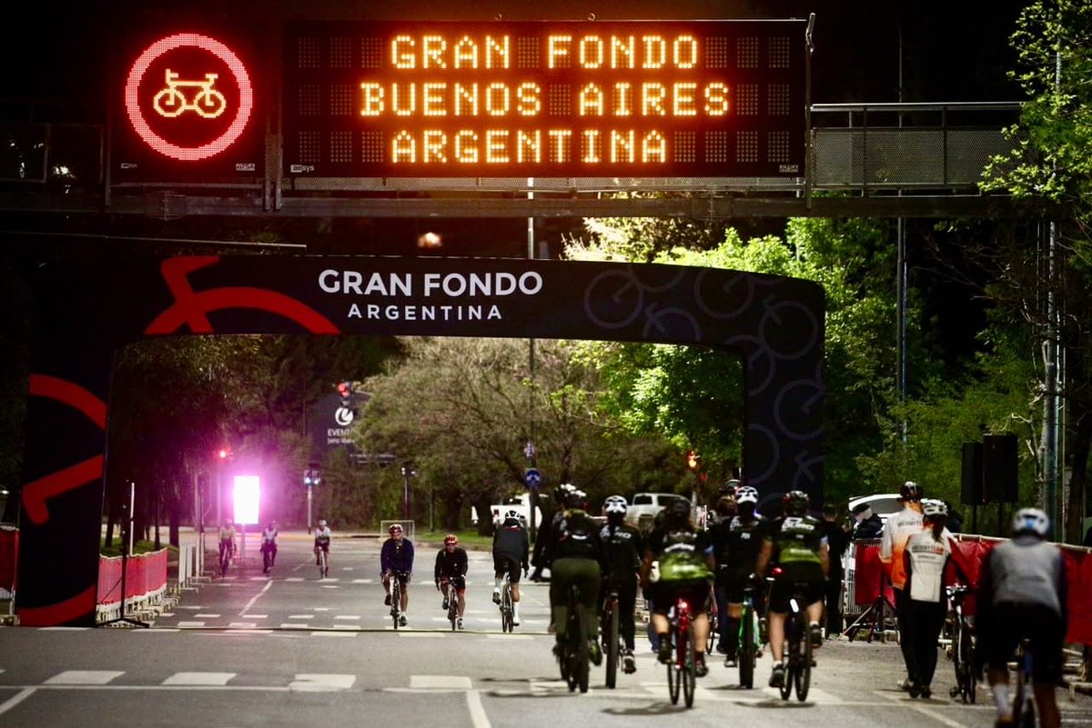 lauritalonso's tweet photo. Buenos Aires corrió su Gran Fondo de Ciclismo con el gran Scaloni como uno más. Incluso en sus días grises tenemos la Ciudad más linda del mundo ❤️ 👏👏👏 https://t.co/hMDQTmQblH