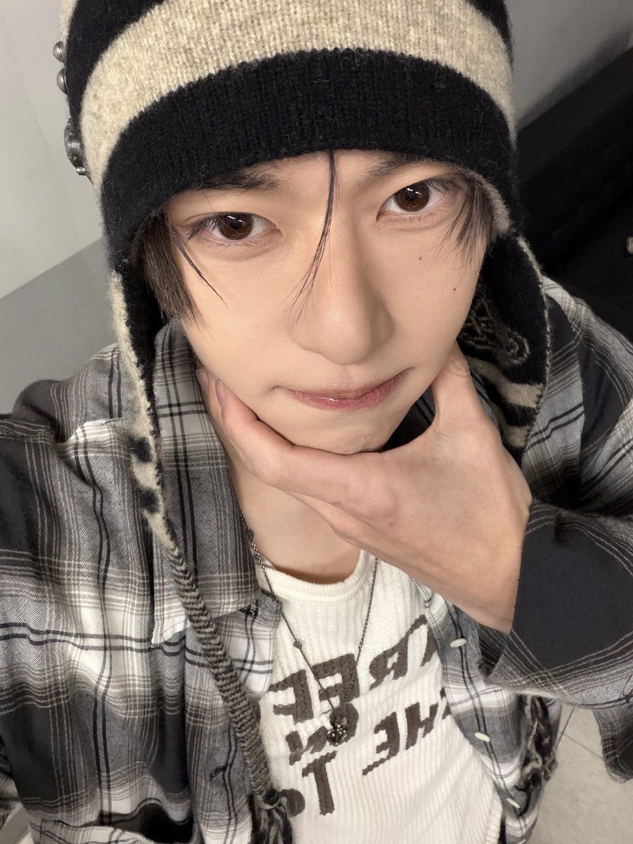 sionlovebot's tweet photo. damn his new iphone 18 pro max burgundy camera resolution looks hella crisp https://t.co/vCsUCTkCg6
