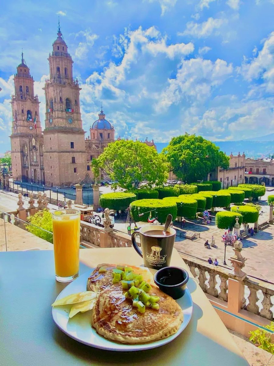 Michoacan's tweet photo. 🌞☕ #BuenosDías desde Morelia ✨💗
¿Se imaginan comenzar el día con un buen desayuno y una vista así de espectacular? 😍🏛️
Hay mañanas que saben mejor cuando tienen cantera rosa, cielo bonito y el encanto de nuestra capital. 🌤️📸
Ven a Morelia, disfruta sin prisa y déjate enamorar por cada rincón. ❤️
Hospédate en los hoteles de #Michoacán #elAlmadeMéxico