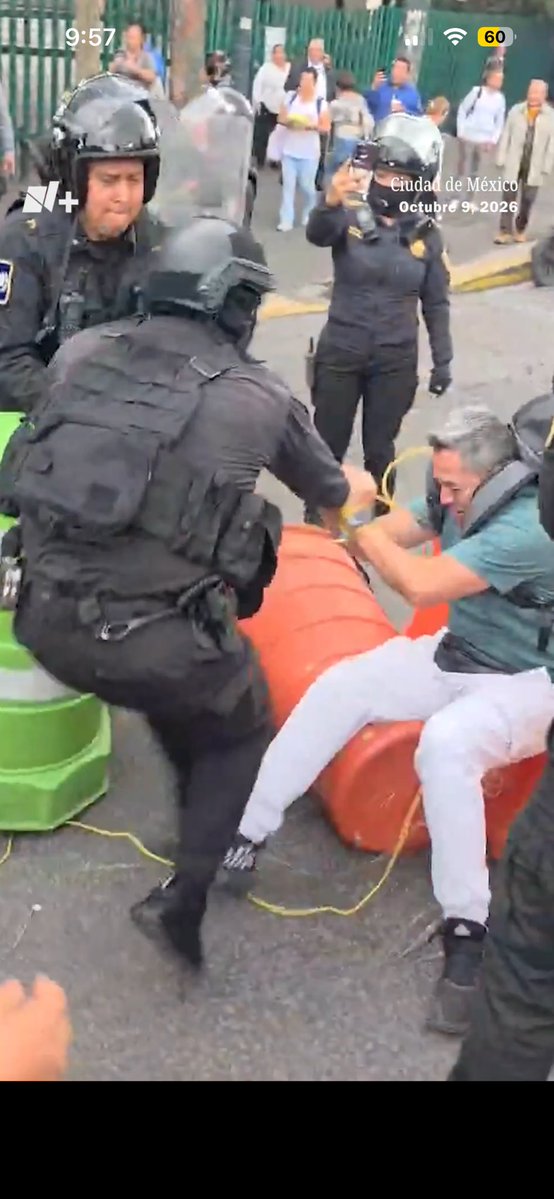 Licprieto21's tweet photo. @Claudiashein Pero en Dinamarca o Cuba también golpean al personal médico? O solo acá en México donde “no pasa nada”. 🤡 https://t.co/96EDMrt9ob