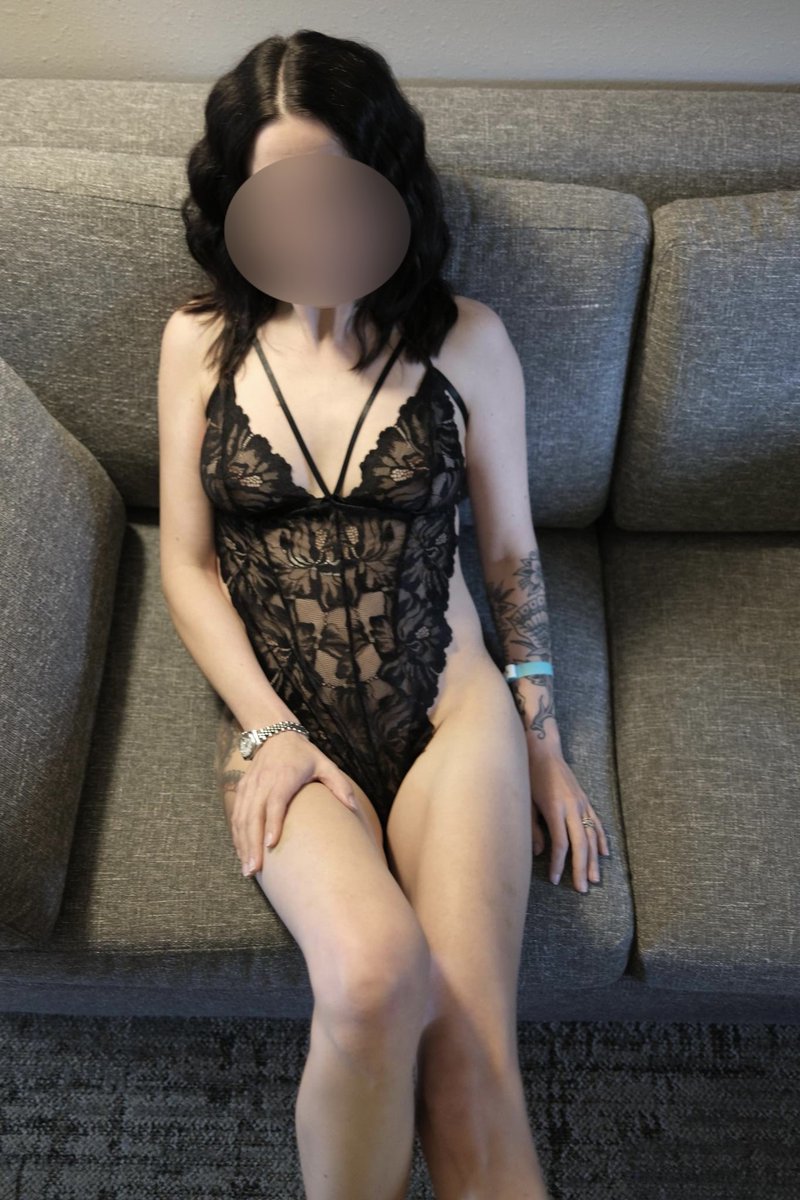 T_the_Stag's tweet photo. Second Set of a night at a Swingers Hotel takeover here in #Nashville. Really some of the first Boudoir we had done. High cut Lingerie on this woman is my Kryptonite. #Swinger #Hoteltakeover #Vixen #Goddess #Hotwife #Stag https://t.co/ACRIYLpFVo
