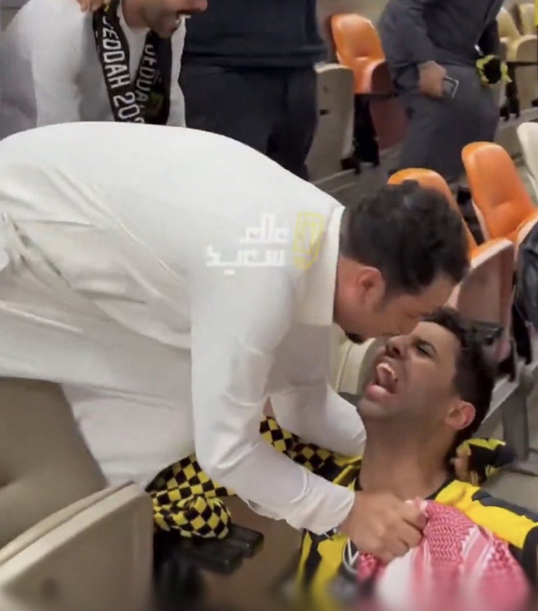 MoKev17's tweet photo. @iYelo_ جعلني احط رجلي فحلقك يا واطي يا نعال 😂😂😂 https://t.co/9eY51orTl8