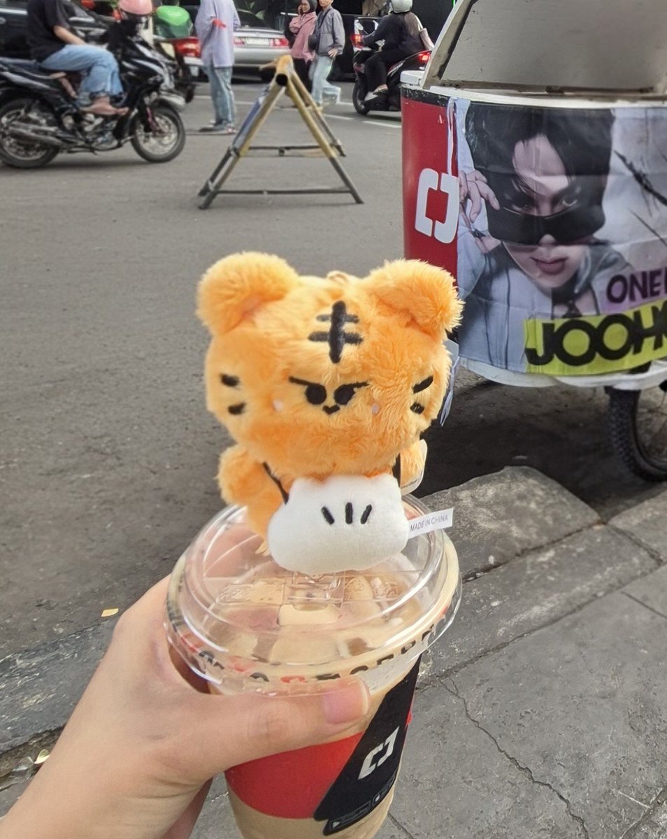 nsnunubee's tweet photo. makasih banyak udah ngadain event free buat celebrate our one hunnit joohoney kak @dearestmonsta 🐝💛 
semoga kebaikannya dibalas berkali-kali lipat yaa 💗 https://t.co/2IiTLI3KGw