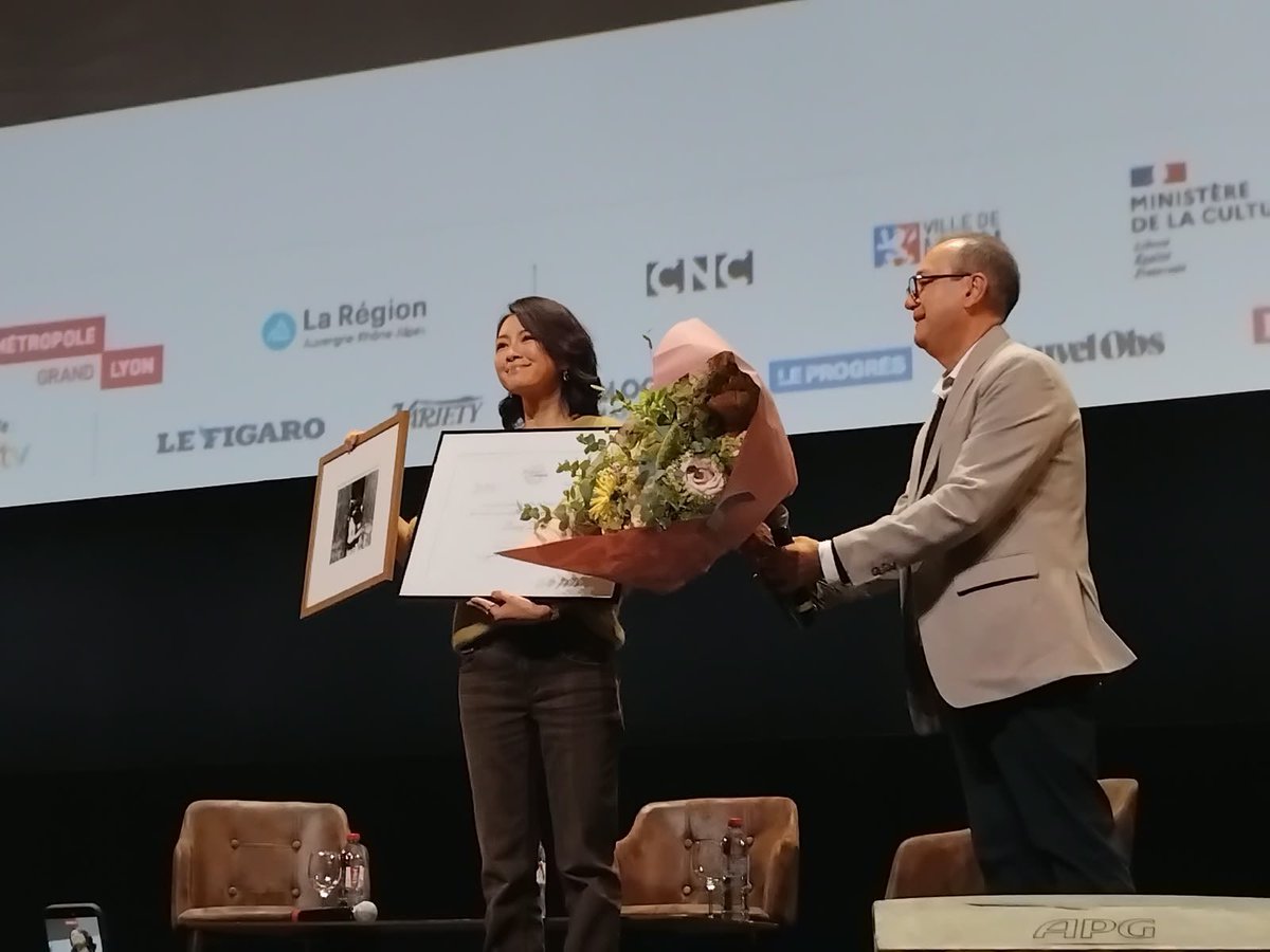 CanalDidier's tweet photo. Tenir les fleurs de Zhang Ziyi : Check ! @InstitutLumiere https://t.co/IVynMkoLPY