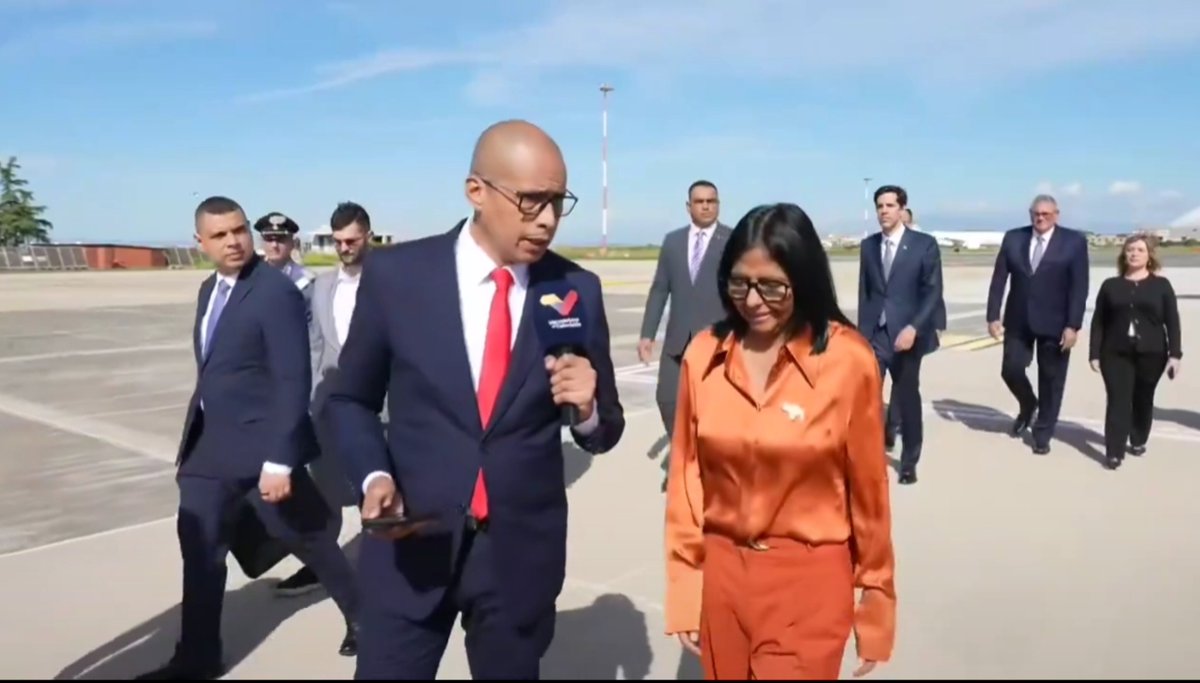 nelsonpvzla2's tweet photo. Delcy Rodríguez haciendo el "auto-recibimiento" en Roma es el equivalente a darle like a tu propia foto.

Se bajaron primero los de VTV y la delegación de su propio avión para hacer la toma de "recibimiento internacional" y aplaudirse entre ellos mismos; no había ninguna autoridad del gobierno italiano ni ningún medio de comunicación.

Le tocó llevar su propio público para fingir apoyo y diplomacia. ¡Tiene 93% de rechazo! ✈️🎭🤡