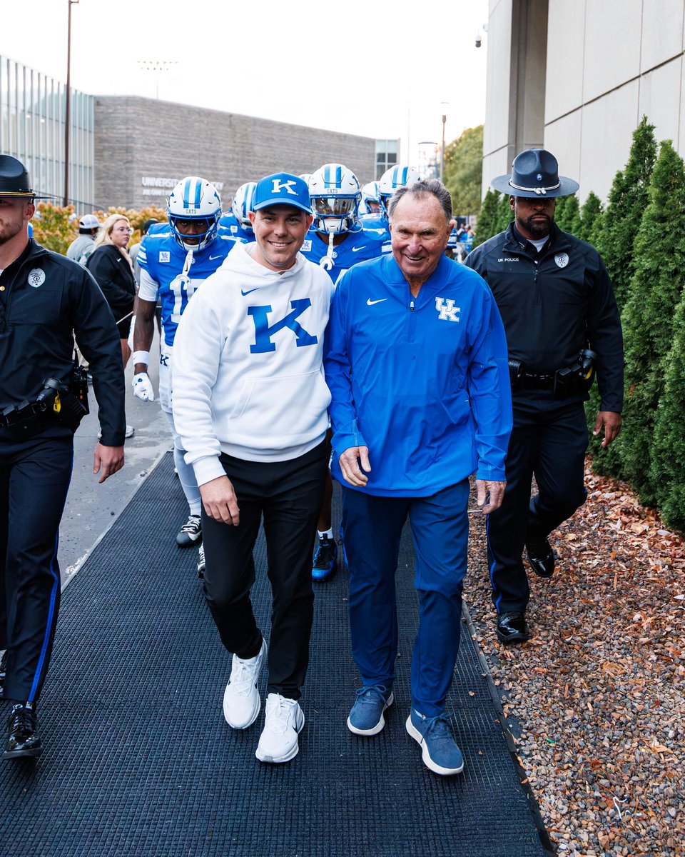 UKFootball's tweet photo. Special guest for a special night. Welcome back, Coach Brooks 😼 https://t.co/LsbpXiFeYA