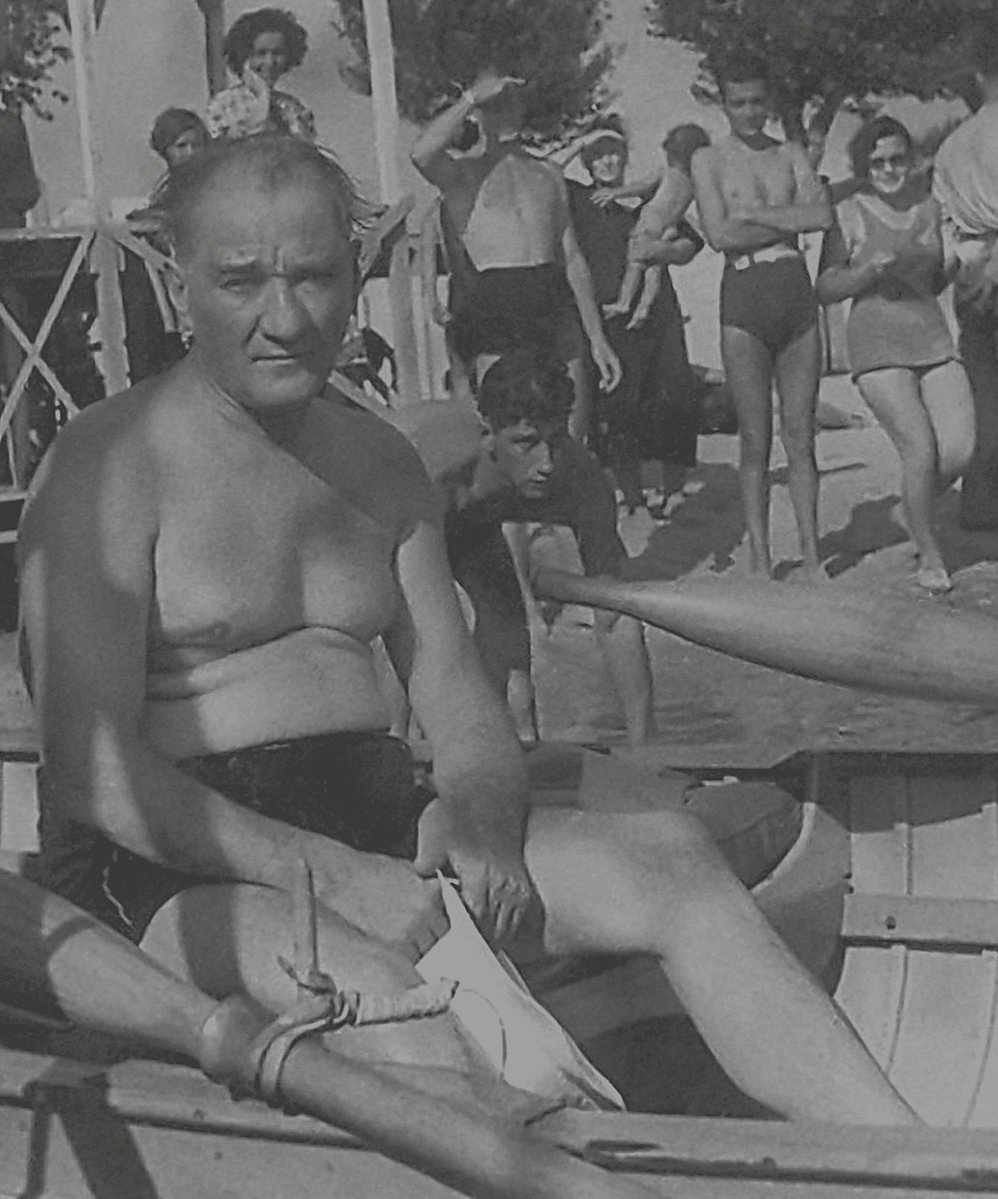 onur_1283's tweet photo. Halk adamı Atatürk halk plajında. (Florya,1936) https://t.co/Hd1RinqyrV