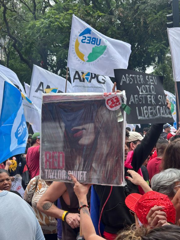 ervemore's tweet photo. COMO É BOM SER SWIFTIE E LULA https://t.co/6AMYvWN7ok