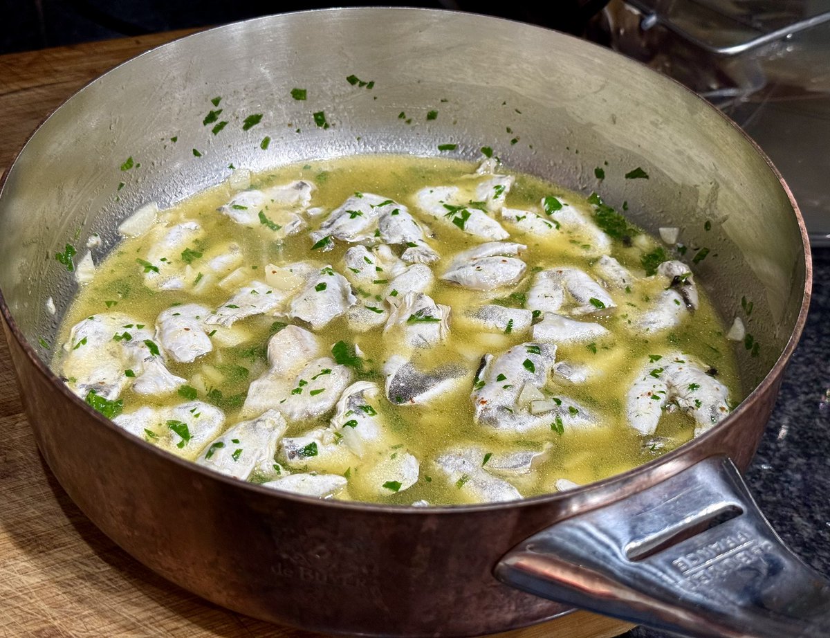 MisterEspeto's tweet photo. Cocochas de merluza en salsa verde. #CanEspeto https://t.co/xYEkFGTgUZ