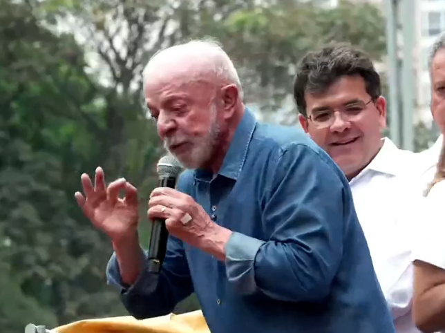 SiteJamesons's tweet photo. O Presidente Lula acabou de falar, ao vivo na Paulista agora:

"Vocês sabem, na vida de vocês, que construir algo é muito difícil. Mas pra destruir é muito fácil. E vocês sabem o que a Família Bolsonaro fez. Vocês viram eles rir enquanto as pessoas morriam asfixiadas sem oxigênio. Porque tivemos um presidente irresponsável que não acreditou na ciência."

#LULANAPAULISTA