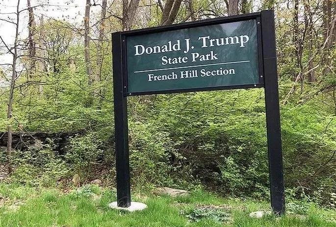 itsJoanLu's tweet photo. 🚨 BREAKING: New York officials are reportedly moving forward with plans to remove Donald Trump’s name from the State Park that was named after him.

Many New Yorkers have long argued that his name doesn’t represent the state’s values.

Do you agree with this decision? 💙✋ https://t.co/Xuvdad69Zx