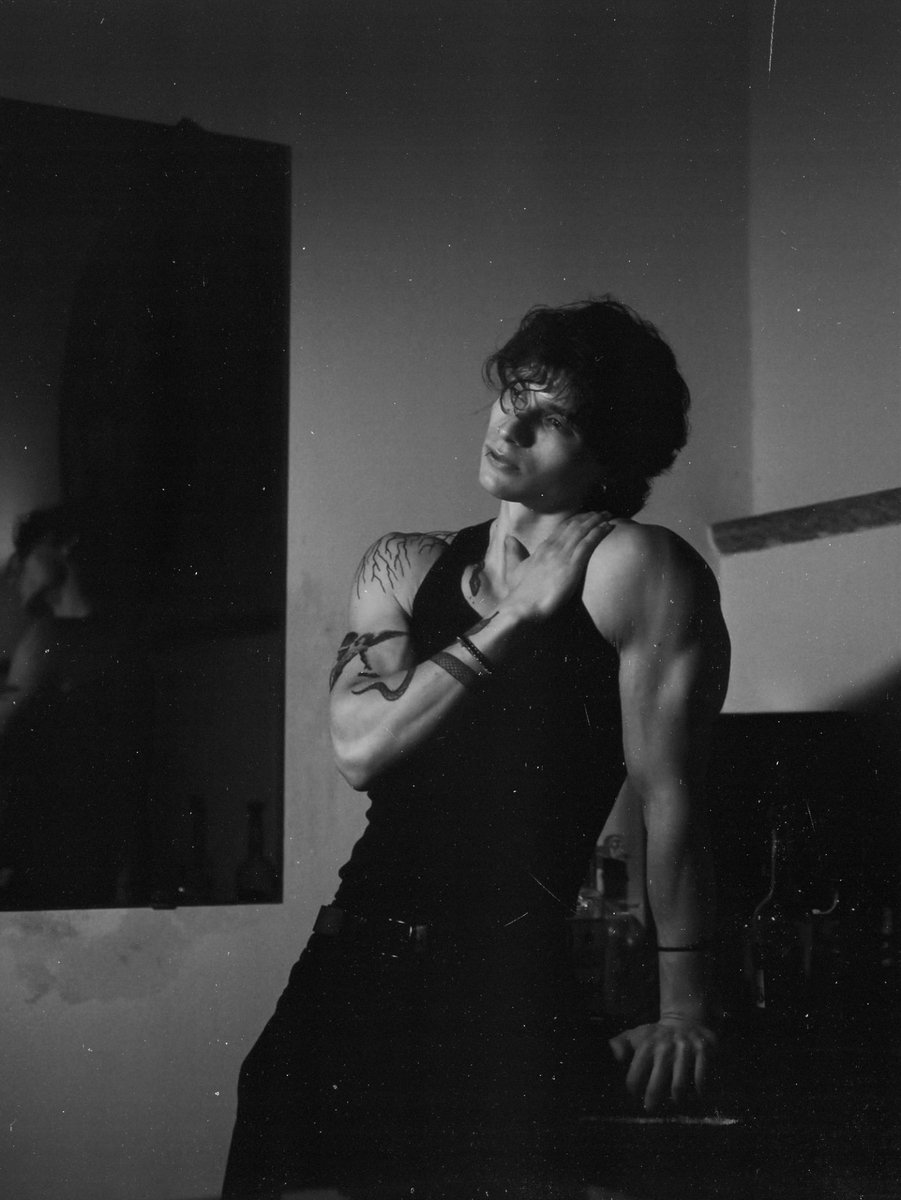 BLACKHOLLOWSQ's tweet photo. ⠀⠀
⠀⠀  ⠀⠀   ⠀  ⠀📜 𝐑𝐄𝐒𝐈𝐃𝐄𝐍𝐓𝐄. 
⠀⠀ ⠀⠀  ⠀⠀ ⠀ NUM: 0004789.

⠀⠀nombre: ⠀ ⠀⠀  DAMIEN ⠀⠀ASHFORD.
⠀⠀edad: ⠀⠀    ⠀⠀ 24.
⠀⠀ocupación: ⠀   CAMARERO.
⠀⠀secta: ⠀⠀   ⠀⠀ NO.
⠀⠀ⓘ adicional:     [+]
⠀ https://t.co/yObFpjlMFB