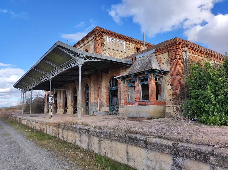 EspIndustrial's tweet photo. Los vecinos de Ortigosa de Pestaño (#Segovia) vuelven a concentrarse ante el inminente derribo de su estación de ferrocarril (1888), en la Lista Roja del patrimonio en peligro de @HispaniaNostra Incomprensible lo que se hace con el patrimonio ferroviario https://t.co/iZ1G3dvfe8