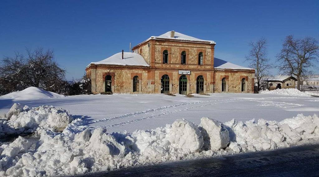 EspIndustrial's tweet photo. Los vecinos de Ortigosa de Pestaño (#Segovia) vuelven a concentrarse ante el inminente derribo de su estación de ferrocarril (1888), en la Lista Roja del patrimonio en peligro de @HispaniaNostra Incomprensible lo que se hace con el patrimonio ferroviario https://t.co/iZ1G3dvfe8