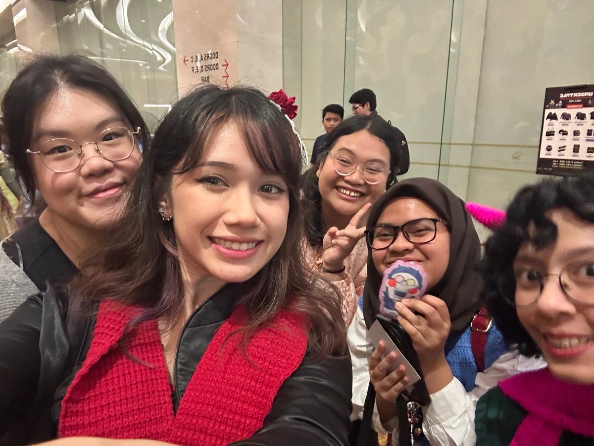 dimblurb's tweet photo. dat was like… TOP 10 MOMENTS OF MY LIFEEEE my very first concert and its UNDERTALE🥹 the game dat i cherished since i was 14😭

i went alone but the community is so welcoming AKDBSKXBALDB SUCH A FUN DAYYY https://t.co/HtiO5ph8Xj
