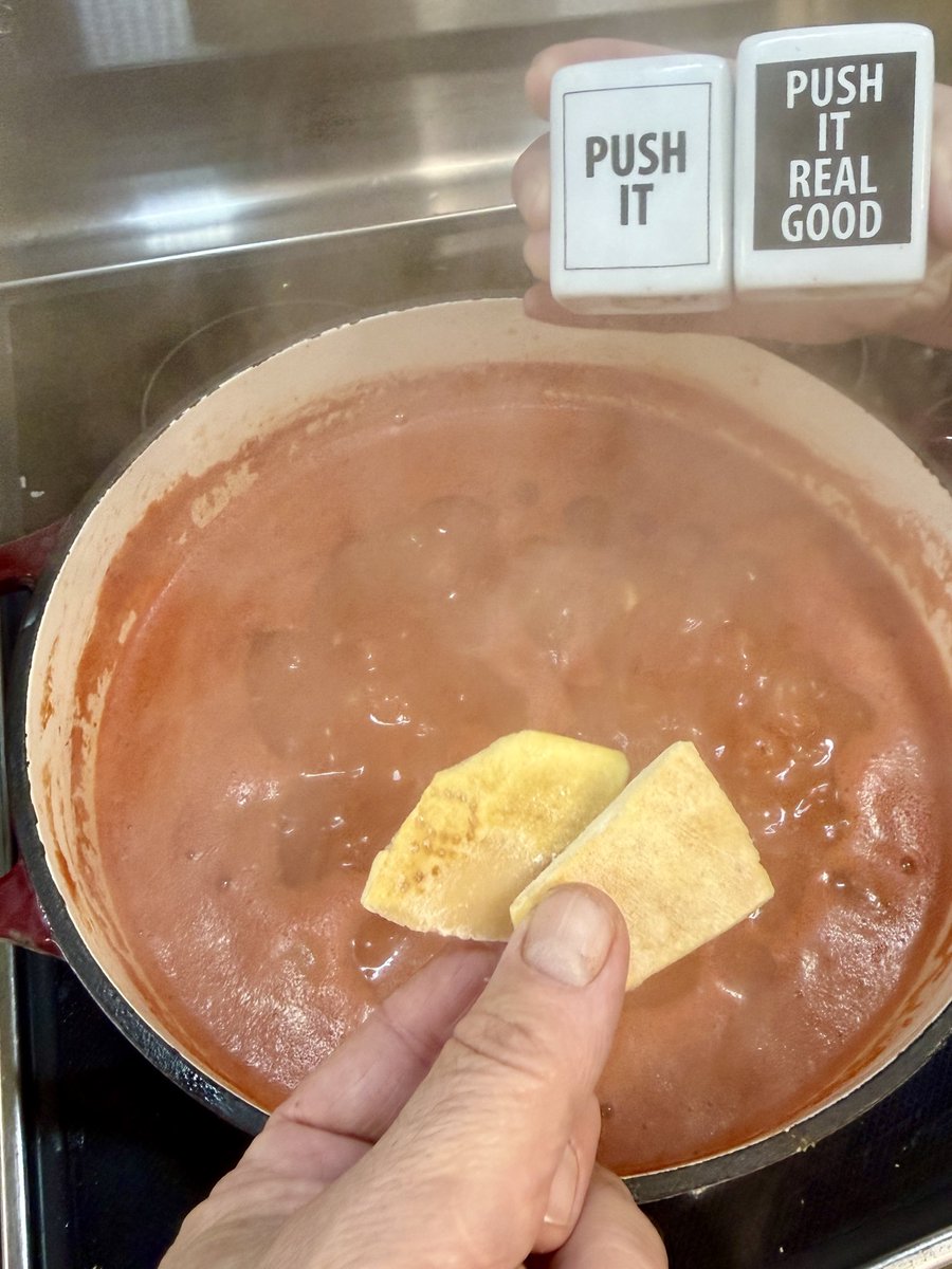 HomeCookinWell's tweet photo. Parm rinds in my pasta e fajioli, cooking the beans and pasta together creates this creamy hearty Italian classic https://t.co/yUVuNg4sSE