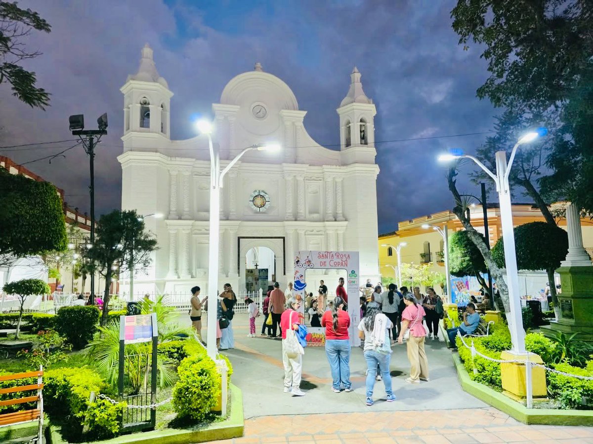 hnpresidencia's tweet photo. ¡Santa Rosa de Copán dejó recuerdos con sabor a tradición! 

Gastronomía, paseos y momentos en familia marcaron esta Semana Morazánica.

Sigamos disfrutando Honduras. 

¡Regresen con precaución y lleguen con bien a casa! https://t.co/3iR4c5WI3C