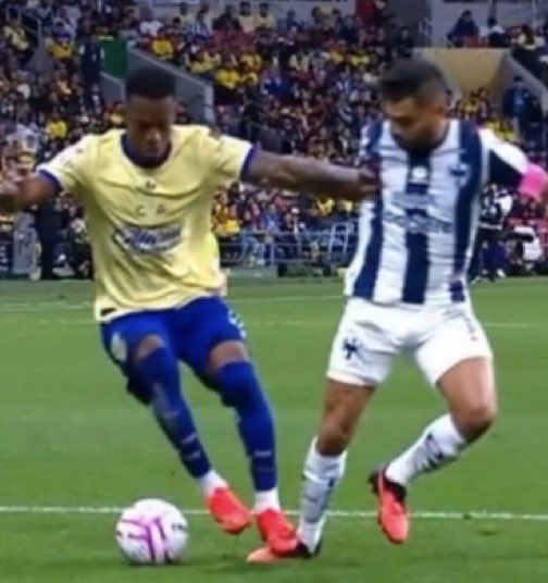 omarzeron's tweet photo. Ya es domingo y sigo sin entender como esto no fue penal https://t.co/3pUESWNyg9