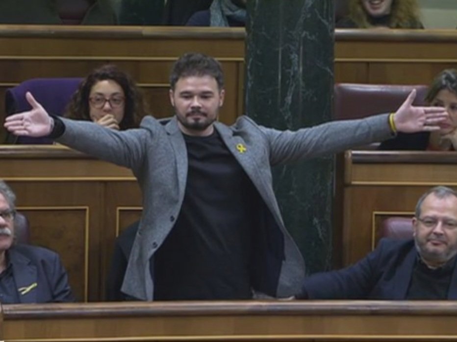 miluka69's tweet photo. Por las mañanas estará en Gerona con #ERC pidiendo la independencia de #Cataluña, y por las tardes con #Podemos  pidiendo en #Segovia el voto para los marqueses de Galapagar. 
@gabrielrufian, el indepe errante!!. https://t.co/E5F8Q8WI62
