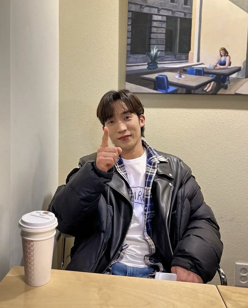 _diandiann_'s tweet photo. O lee sangyi está deixando um sucessor 🤝🏻 https://t.co/iyGn5g8hEi