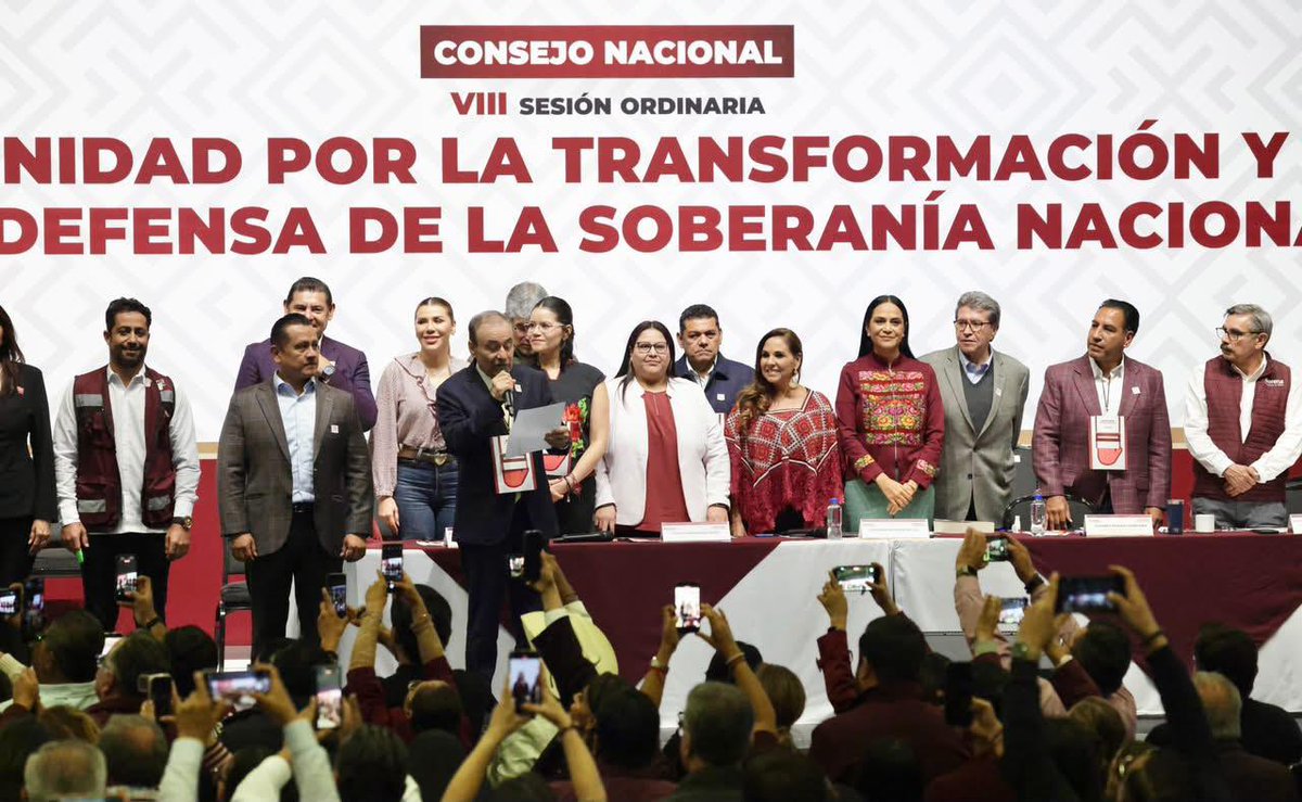 A_Villegas_Men's tweet photo. Ayer se decidió con quién SÍ y con quién NO va Morena en 2027. Yo estuve ahí. 👇

En el Consejo Nacional pasaron tres cosas:

1️⃣ Alianzas sí, cheque en blanco no. Solo con quien tenga compromiso real con la transformación.

2️⃣ Rindieron protesta las y los 17 coordinadores estatales, con un encargo: estar cerca de la gente.

3️⃣ Unidad. Primero el pueblo, después las aspiraciones personales. Incluidas las mías.

¿Y a ti qué? Que de ahí sale quién va a pedirte el voto y a qué se compromete. Lo que se decide mal allá arriba, lo pagas tú acá abajo.

Por eso voté pensando en Tecamachalco, no en un escritorio.

¿Tú qué le exigirías a quien quiera ir en la boleta con Morena? Te leo 👇

#Morena #ConsejoNacional #Puebla #Tecamachalco