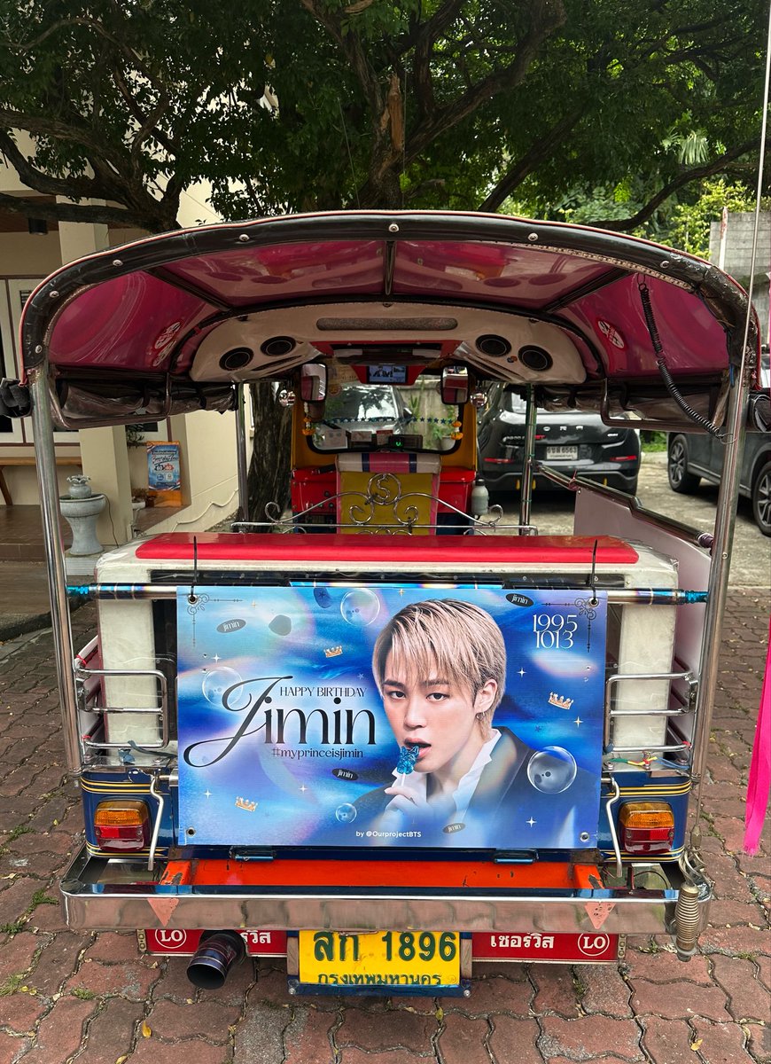 AOEYPDX_'s tweet photo. โปรเจกต์น่ารักจังเลยค่ะ จัดได้สวยทุกมุมเลย รถตุ๊กๆน่ารักมากได้นั่งทั้งไปทั้งกลับคุณลุงเสิร์ฟไลฟ์สเตจให้ด้วยเอนจอยสุดๆไว้มาอีกแน่นอนค่ะขอบคุณที่จัดโปรเจกต์น่ารักแบบนี้นะคะ🫳🏻✨

#myprinceisjimin 
#HappyBirthdayJimin 
#Happyjiminday 
#OurProjectBTS https://t.co/Z6U5kwNKot