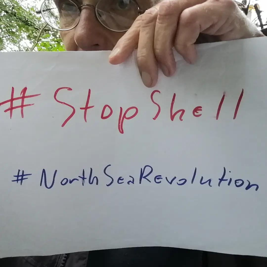stamberg_e96884's tweet photo. Hi
@KaoHua3 ,
I stand with you to #StopShell!
I nominate every person under this tweet.
It's URGENT:
@shell
plans to leave parts of old oil platform with 11,000 tonnes of oil and toxicwaste in the #NorthSea.
@Greenpeace https://t.co/cBPCWU2RJh