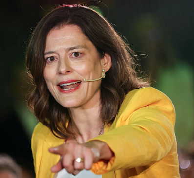 PoliticayModa's tweet photo. Desvincular ideológicamente un color del imaginario visual y cultural es muy complicado. Y aunque el amarillo transmite positividad, energía e independencia; también satura, infantiliza y eclipsa si se usa en exceso… https://t.co/V7zraf0k0c