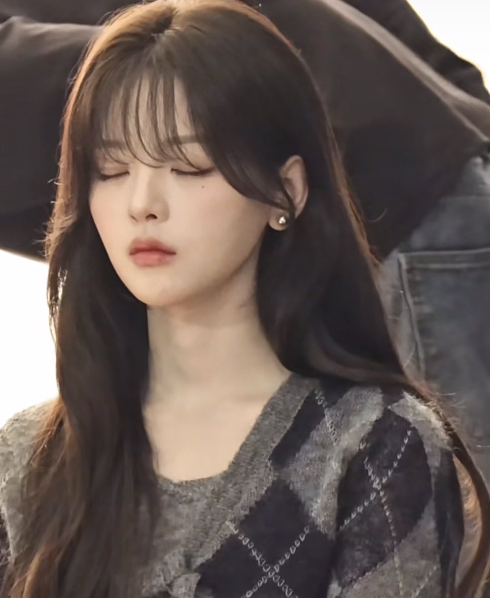 yuelightt's tweet photo. that mole on her cheeks tells you she’s xiang xingchen 😮💨🖤
#yangchaoyue #onethirdofus #三分之一的我们 https://t.co/VyZUcd5IIS