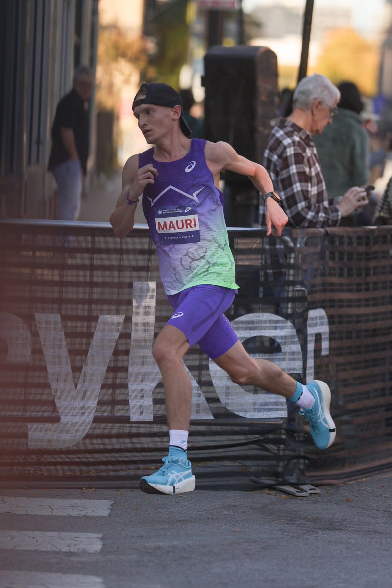 FloTrack's tweet photo. GIVE IT UP FOR VINNY MAURI 👏🇺🇸

Vinny Mauri led the American men through 22 miles and was on American record pace through 20 miles before ultimately finishing 10th overall in his first World Marathon Major.

Just under six months ago, Mauri made his marathon debut, running a solo 2:05:54. Today, he showed once again that he can compete with some of the world’s best. Lots more to come from this American!

📺 Australian, British, Irish, and Canadian audiences can watch the Chicago Marathon LIVE on FloTrack.

FloTrack’s #ChicagoMarathon coverage is presented by Saucony

📸 @dsnpics
