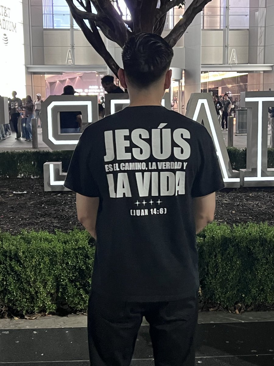TGOD214's tweet photo. Got to worship the King of Kings and Lord of Lords alongside side 80,000 people at my favorite hometown teams stadium to God be the Glory. Put all your faith and trust in JESUS, if you have JESUS in your life you have everything Hebrews 13:5 https://t.co/eS0R2B3Hus