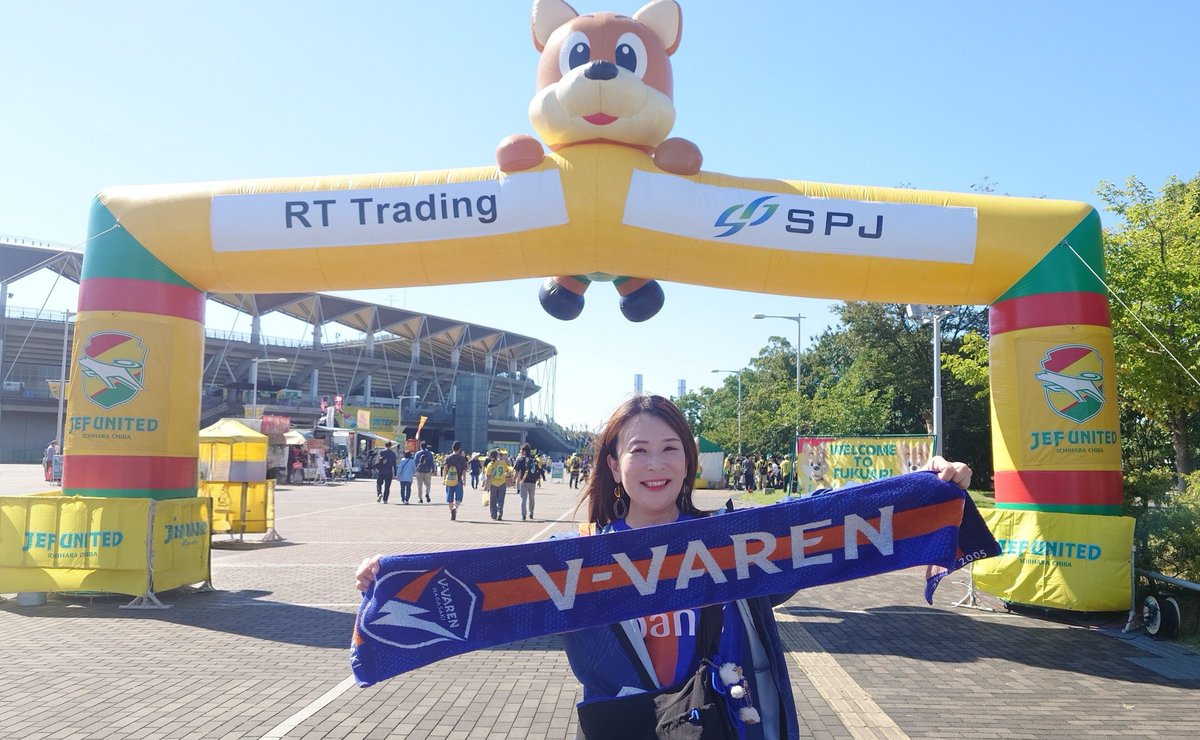 nagasakicp's tweet photo. ⚽️アウェイ千葉遠征！🔷🔶

初めてのフクアリ！！！

蘇我駅からスタジアムまで、まちにはジェフ千葉愛があふれ✨️看板を見ながら歩くのも楽しく、ワクワクしながらス着🐶✨️

角っこの最前列でとても見やすく、隣のかわいいお子さんとも最後の最後にハイタッチできて嬉しかった😆🙌🏻✨️

勝ち点１にホッとして帰路に就く中、蘇我駅でちょっとしたトラブル💦

ロッカーに預けたリュックの紐が外にはみ出していたらしく、真下のロッカーの扉に紐が巻き込まれた状態で閉まっていて、リュックを取り出せない事態に😱

すると、ジェフサポさんが心配して、一緒に対応を考えてくださいました😭🙏🏻
結果、リュックの紐を切ることにし、切断の儀式も見守ってくださいました😂
（真下のロッカーを使われた方、ごめんなさい🙏🏻💦）

そのまま通り過ぎることもできたのに、親切にしてくださったことが本当に嬉しかったです✨️

ジェフサポさん、ありがとうございました💛💚❤️

#vvaren #長崎サポ千葉遠征
#ジェフサポさんに感謝