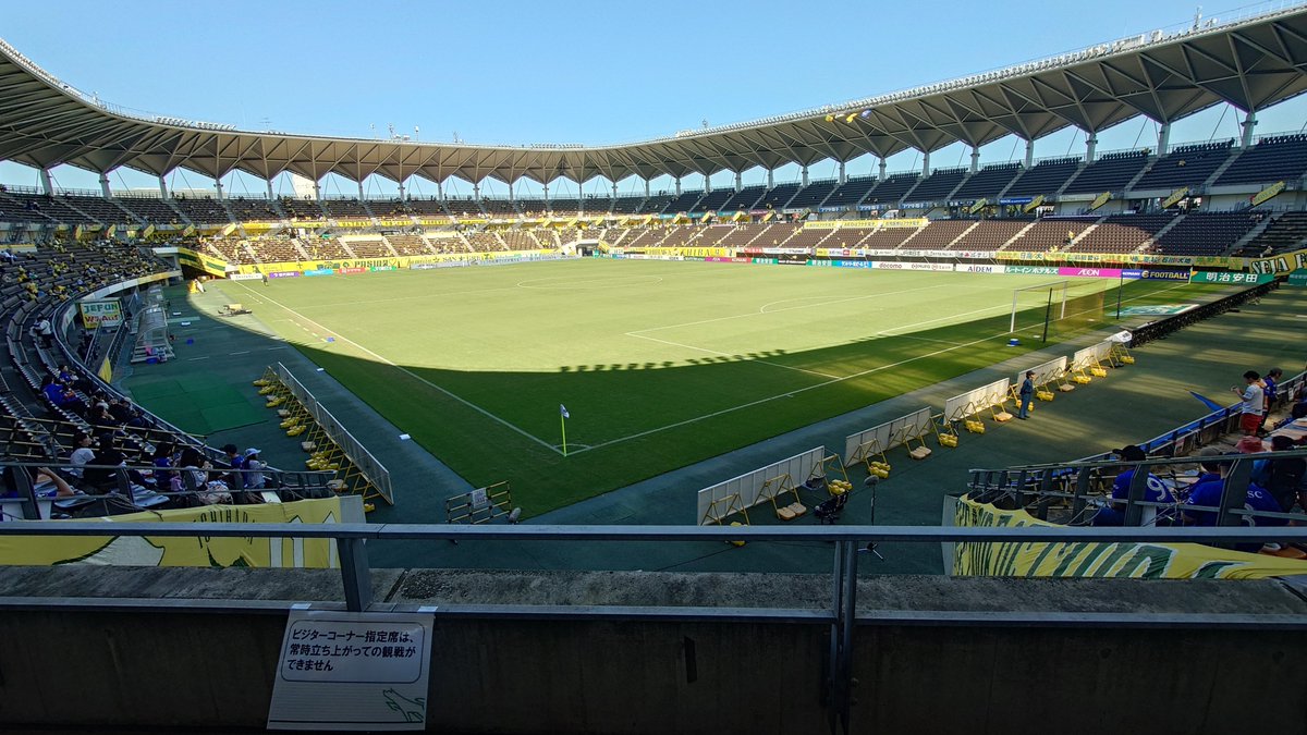 nagasakicp's tweet photo. ⚽️アウェイ千葉遠征！🔷🔶

初めてのフクアリ！！！

蘇我駅からスタジアムまで、まちにはジェフ千葉愛があふれ✨️看板を見ながら歩くのも楽しく、ワクワクしながらス着🐶✨️

角っこの最前列でとても見やすく、隣のかわいいお子さんとも最後の最後にハイタッチできて嬉しかった😆🙌🏻✨️

勝ち点１にホッとして帰路に就く中、蘇我駅でちょっとしたトラブル💦

ロッカーに預けたリュックの紐が外にはみ出していたらしく、真下のロッカーの扉に紐が巻き込まれた状態で閉まっていて、リュックを取り出せない事態に😱

すると、ジェフサポさんが心配して、一緒に対応を考えてくださいました😭🙏🏻
結果、リュックの紐を切ることにし、切断の儀式も見守ってくださいました😂
（真下のロッカーを使われた方、ごめんなさい🙏🏻💦）

そのまま通り過ぎることもできたのに、親切にしてくださったことが本当に嬉しかったです✨️

ジェフサポさん、ありがとうございました💛💚❤️

#vvaren #長崎サポ千葉遠征
#ジェフサポさんに感謝