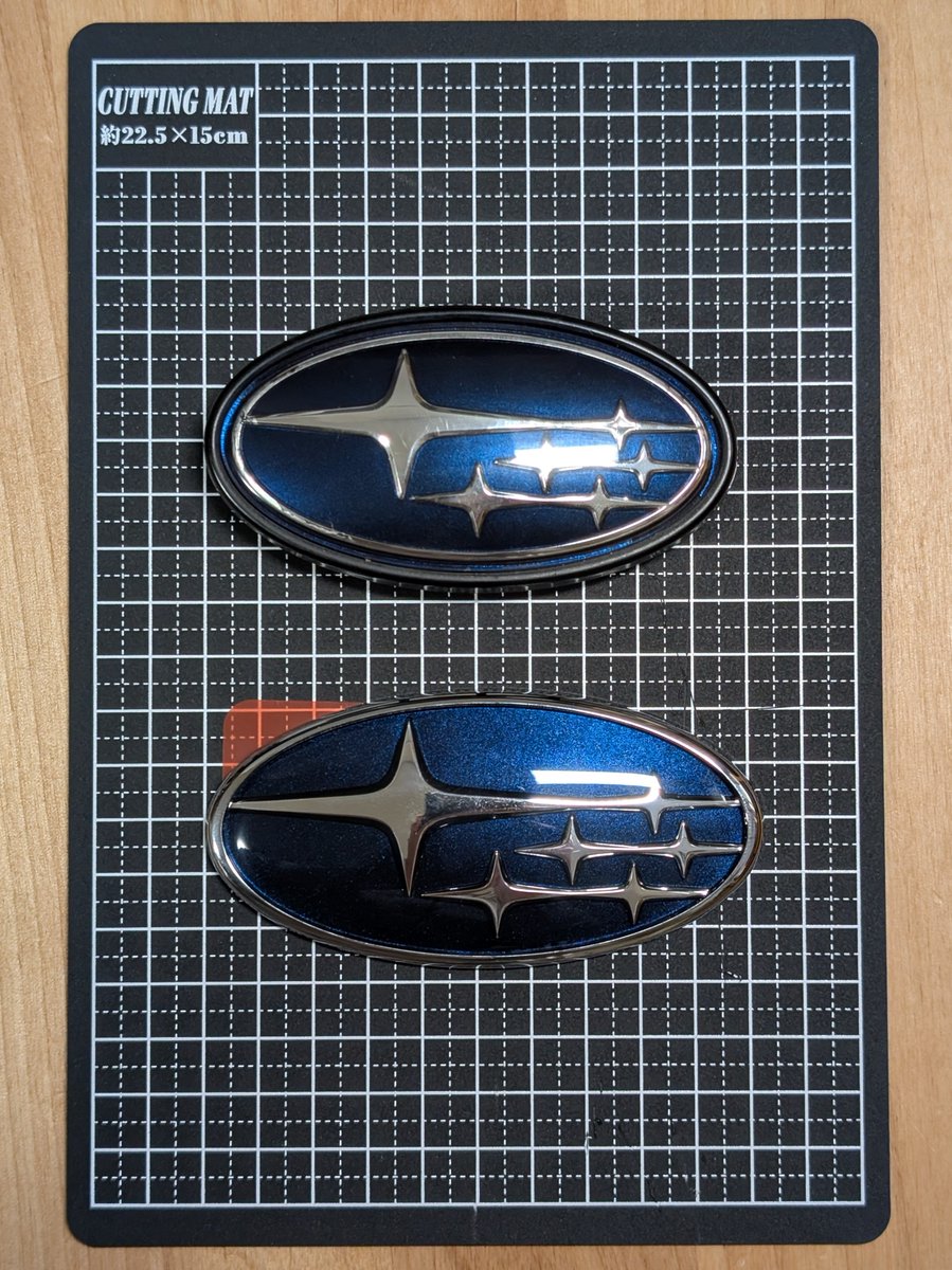 laidbackTourer's tweet photo. (いつか受け継いだ純OPグリルの話)

年相応のヤレや汚れをなんとかすべく
とりあえず分解してみました

手始めにエンブレム交換⋯と思ったら
；´Д｀)サイズちゃうやんww

※画像２枚目(上)：純OPグリル
　　　〃　　(下)：標準グリル用

⋯果たして今でも手に入るのカシラ(汗

#BHリフレッシュシリーズ https://t.co/zfMXK97WGm