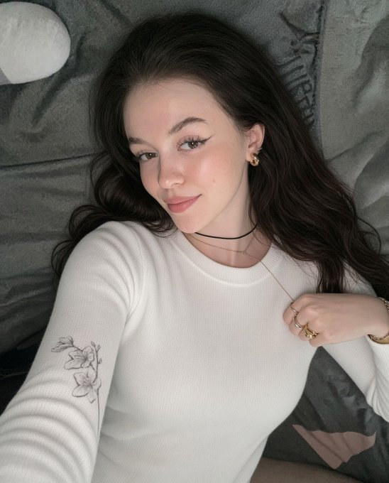Gracezvxc's tweet photo. Am I pretty? https://t.co/dFVnwQuCo8