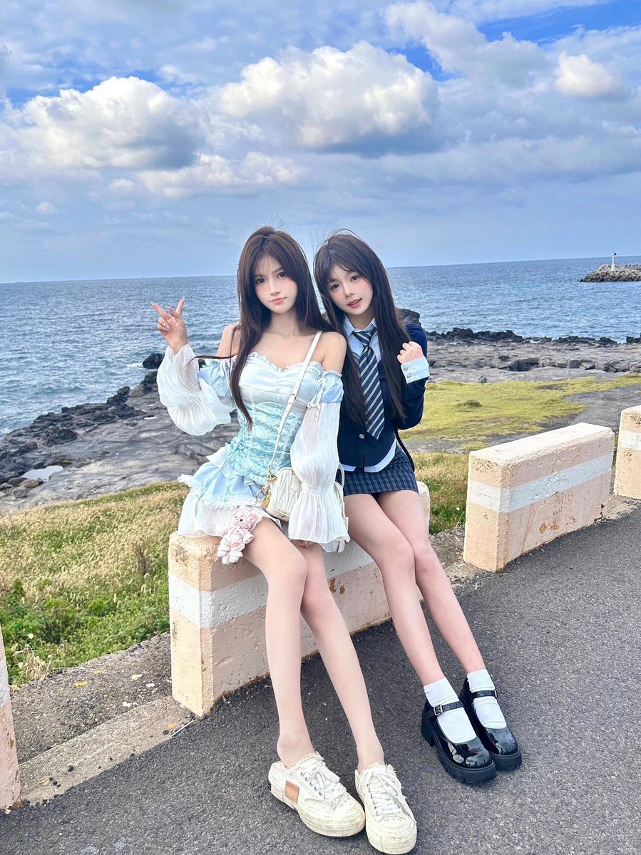 SeMamsnn's tweet photo. 现在是00.13分    新拍的          

有人想锐评一下我跟闺蜜20岁福嘛 🥹  

看完不许瞎说，赶紧看，我要删了          

真没有📷 私信 2 我真的给呀 https://t.co/hHlSsxcnzn