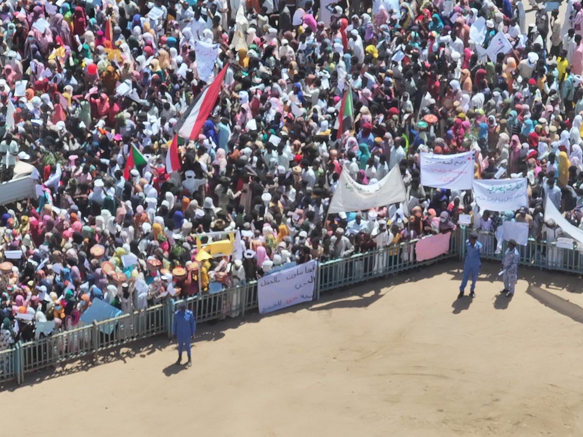 OAzeeb's tweet photo. "الفاشر تضرب مثلاً رائعاً في الصمود والإرادة الشعبية! 🇸🇩
#مليونية_التعافي وشرعية الشعوب تعكسان الإرادة الصلبة لدعم مسار السلام والاستقرار في السودان.
نحو مستقبل آمن ومستقر لكل الوطن. 🤝🕊️
#الفاشر #السودان #دعم_السلام" https://t.co/FljpAPaNK5