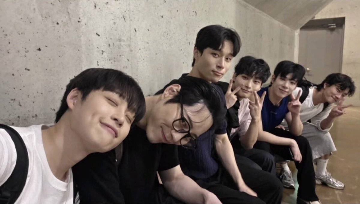 _z_Z_21's tweet photo. 주기로 약속했던 3반 셀카다..//🙈 가족사진 이제 받았는데 우디가,, 왜 지하에 업는건데. https://t.co/Pmy08My5xD