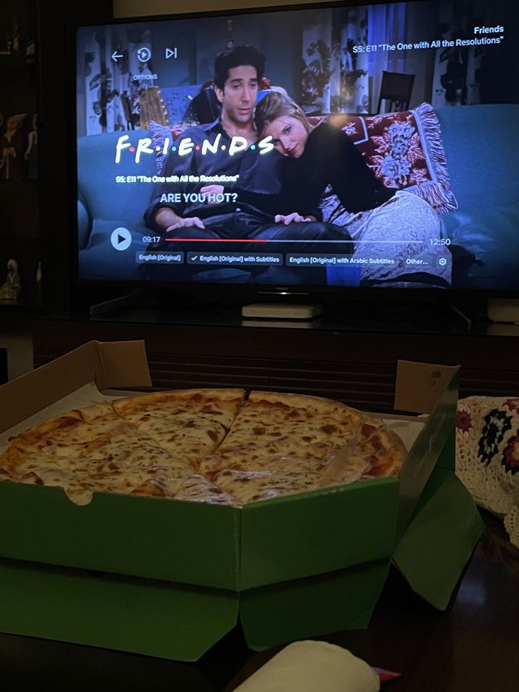 ChandlerBing_12's tweet photo. Sunday is for eating pizza and watching Elizabeth Hornswoggle https://t.co/1lvh3GJLeg