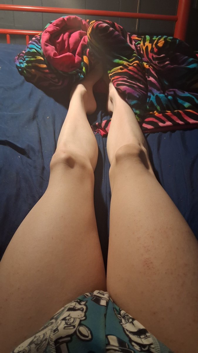 Fylemu's tweet photo. Bar femboy legs with no socks is crazy~~ ( ＾ω＾ ) 

#femboy #femboythighs https://t.co/LdIQktvArR