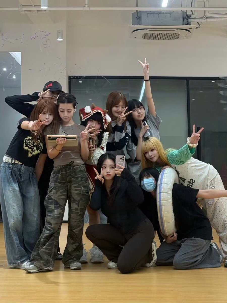 tsh_archive's tweet photo. 261001 | zhuling weibo post with 1st generation 🩷

#AKB48TEAMSH #TSH48 https://t.co/kSHhS10Whh