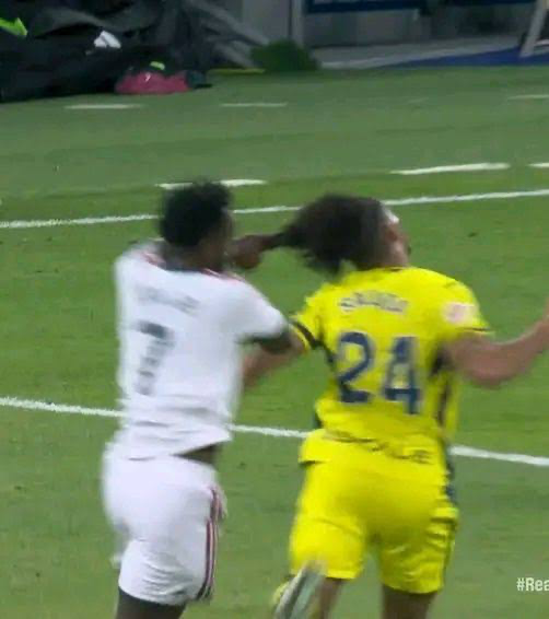 _BeFootball's tweet photo. 🚨 DEUX POIDS, DEUX MESURES POUR VINICIUS 🇧🇷 ? L'ESPAGNE S'INTERROGE ! 🤔

@marca rappelle qu'en 2025, STOLE DIMITRIEVSKI 🇲🇰 avait tiré les cheveux du Brésilien sans être expulsé, tandis que Vinicius avait vu rouge pour sa réaction.

Ce week-end, il a écopé d'UN ROUGE DIRECT ET D'UN BUT REFUSÉ pour un geste similaire sur Saliba.

Une différence de traitement qui passe très mal du côté du Real Madrid. 🤨